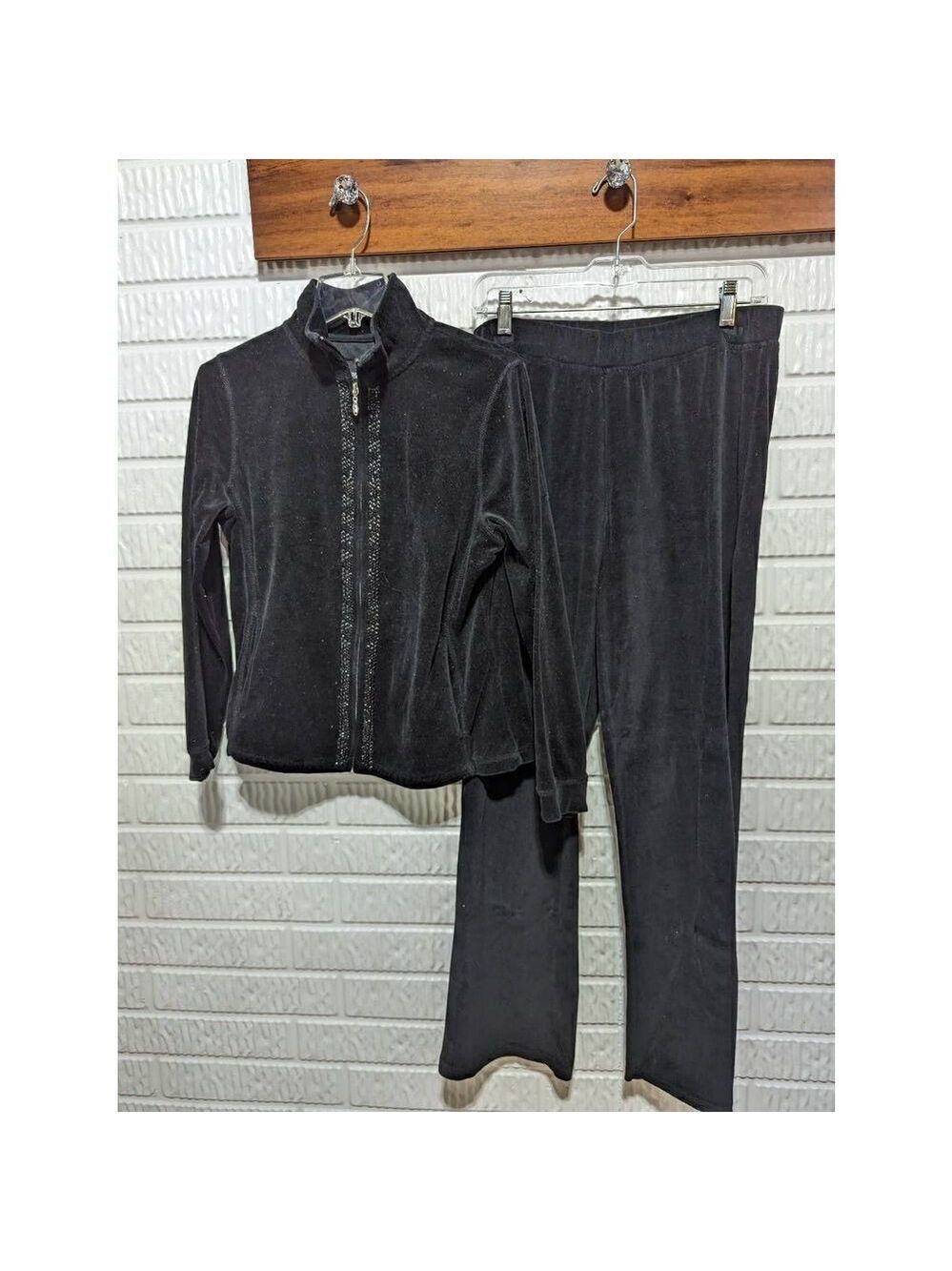Onque Casuals Women's Black Embellished Velour 2 Piece Lounge Set Size S/M